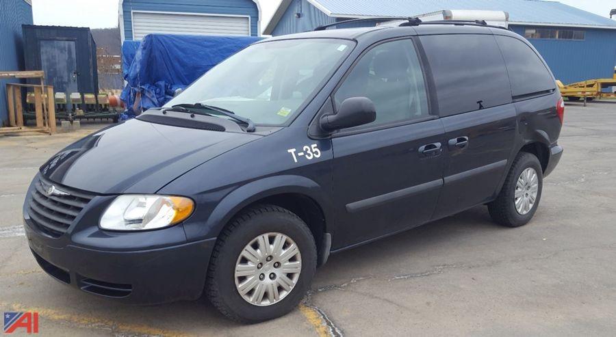 2007 chrysler town and country van
