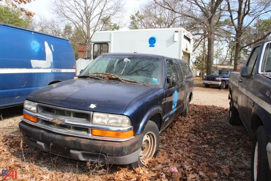 auctions international auction town of hempstead water ny 20949 item 2001 chevy s10 pickup truck with cap 2001 chevy s10 pickup truck with cap