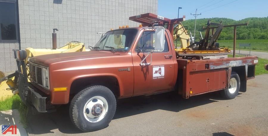 auctions international auction chemung county surplus ny 14295 item 1987 gmc sierra 3500 utility flat bed pickup truck 1987 gmc sierra 3500 utility flat bed