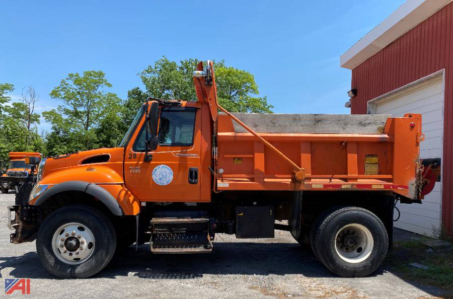 Auctions International Auction Town of Saugerties HwyNY 21569 ITEM 2003 International 7400