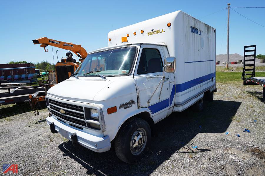 auctions international auction town of hamburg building grounds ny 21668 item 1995 chevy 30 box van auctions international