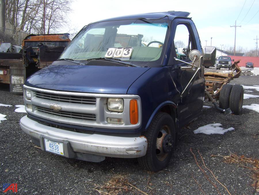 Auctions International - Auction: Town of Johnston-RI #24100 ITEM: 2000  Chevy Express G3500 Cab & Chassis