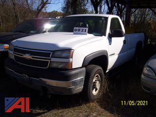 2005 Chevy Silverado 2500HD Pickup Truck with Plow (913L)