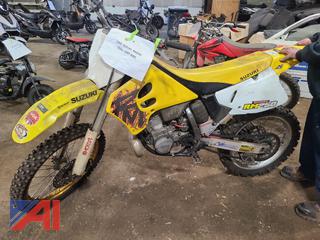 (B) 1993 Suzuki RM250 Dirt Bike