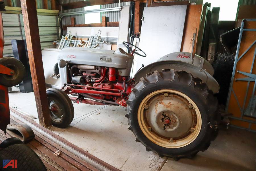 Auctions International Auction Dansville CSDNY 35050 ITEM 1953 Ford Tractor