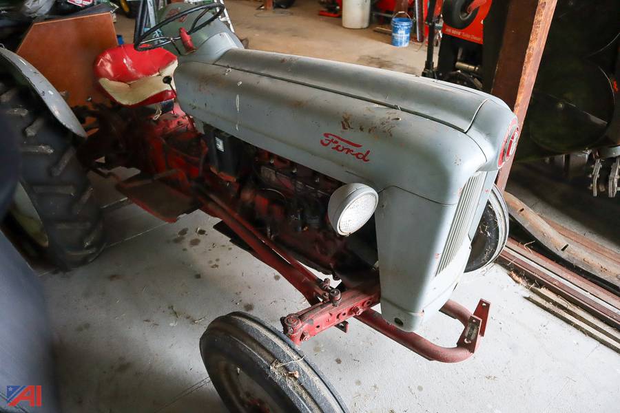 Auctions International Auction Dansville CSDNY 35050 ITEM 1953 Ford Tractor