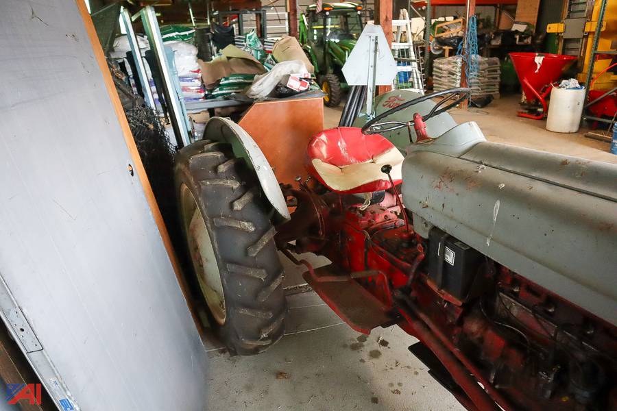 Auctions International Auction Dansville CSDNY 35050 ITEM 1953 Ford Tractor