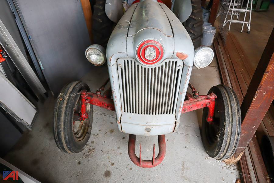 Auctions International Auction Dansville CSDNY 35050 ITEM 1953 Ford Tractor