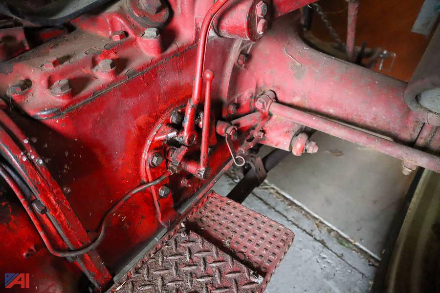 Auctions International Auction Dansville CSDNY 35050 ITEM 1953 Ford Tractor
