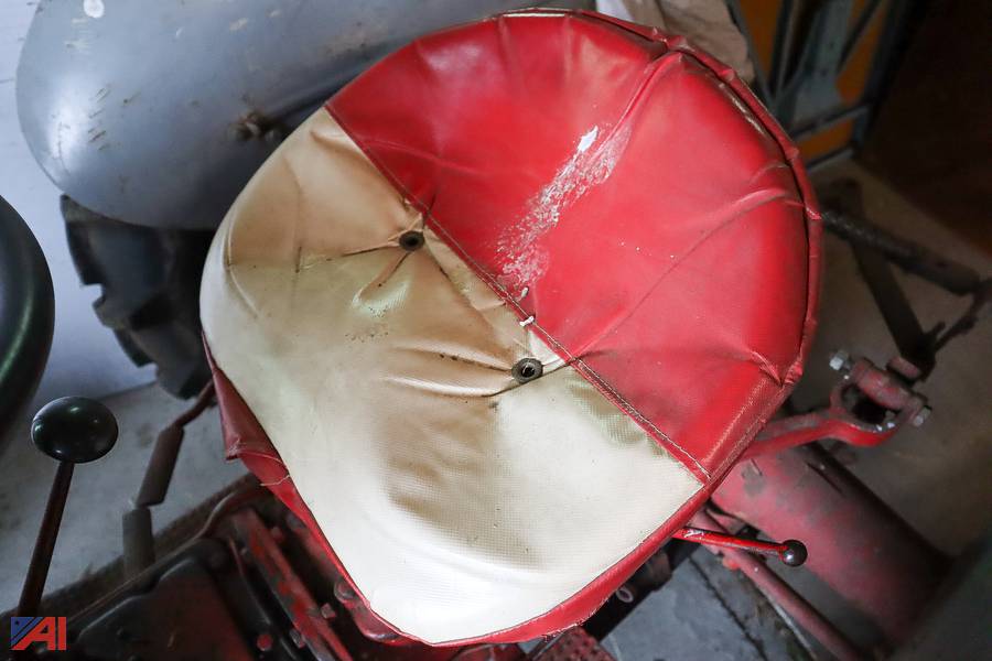 Auctions International Auction Dansville CSDNY 35050 ITEM 1953 Ford Tractor