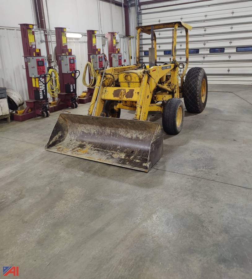 Auctions International Auction Lansing SchoolsNY 36214 ITEM 1972 John Deere 300 Loader